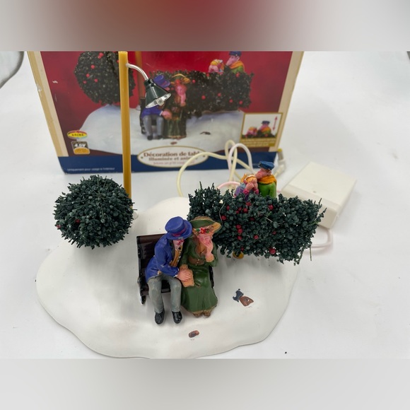 Sneak-A-Peek Animated Village Collection  2007  RETIRED - Picture 4 of 11